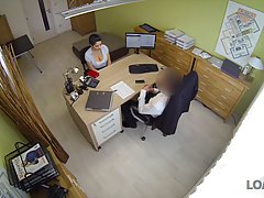 Секретарша в офисе отдается своему шефу и доходит с ним до оргазма