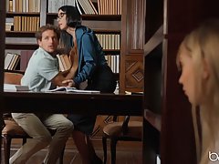 Студентка застукала зрелку с молодым в библиотеке и присоединилась к ним в сексе втроем
