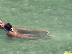 Парень на пляже подсматривает за любовниками и снимает их секс на скрытую камеру
