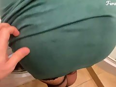 Мамочка с волосатой киской задрала платье для домашнего порно от первого лица