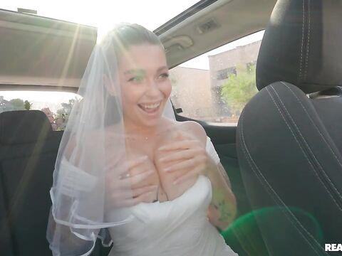 Невеста с большой попой делает минет водителю и прыгает на члене в машине